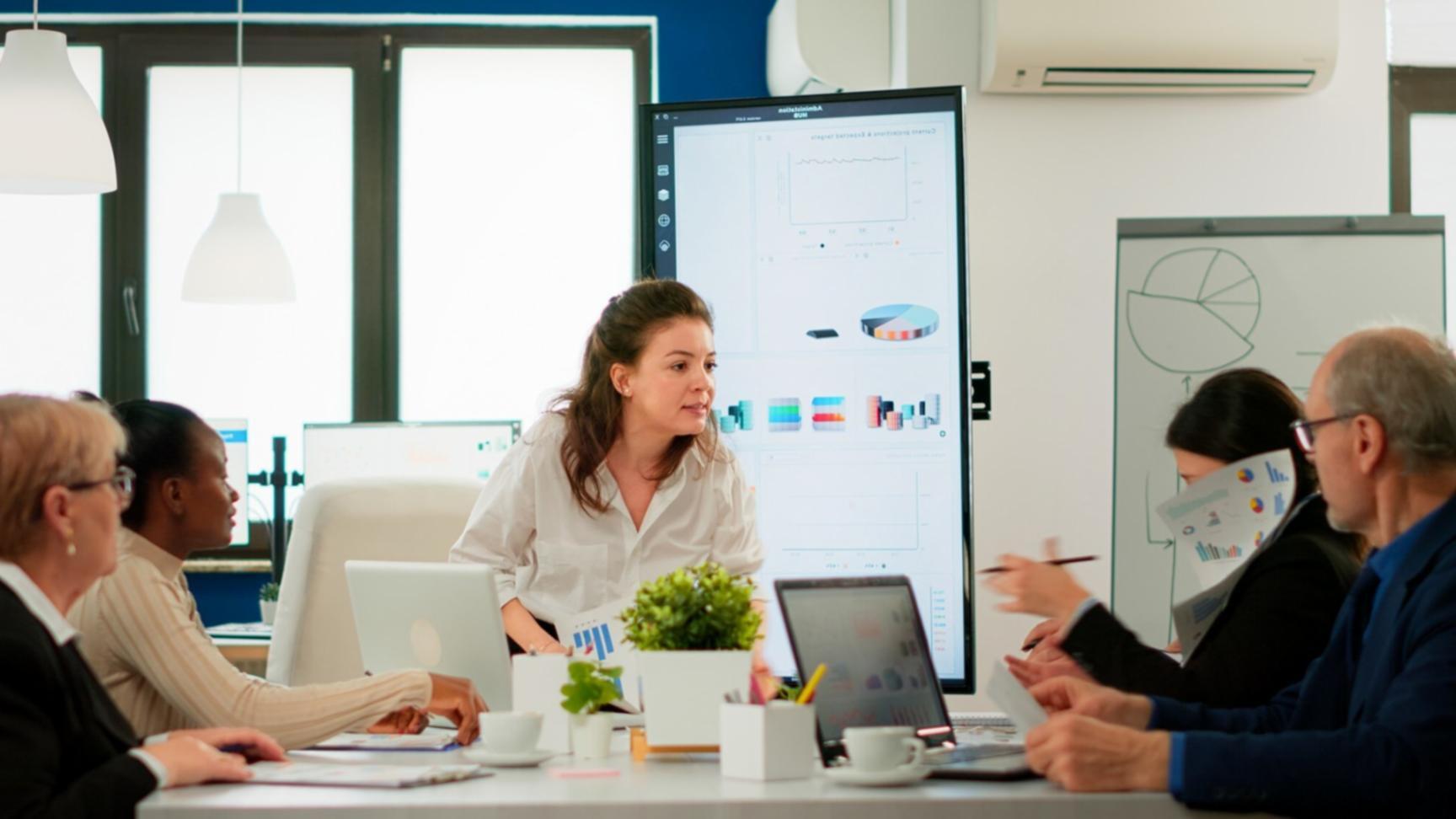 Спокійна атмосфера для практики відновлювальної йоги з м'якими подушками та природним освітленням